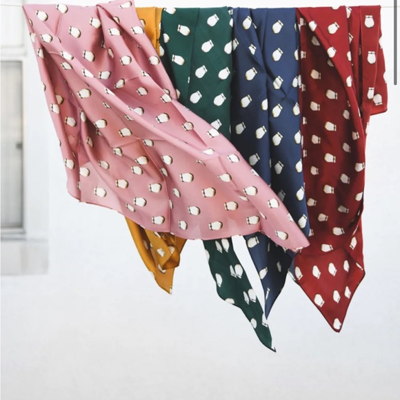 ⚡️Sold⚡️ 100% Silk Scarf / Navy / B Yellowtail USA designed - Picture 8 of 8